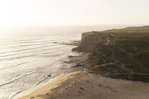 Una playa cerca, arena blanca