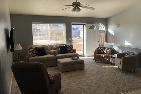 Smart-TV, DVD-spiller, bøker og filmbibliotek