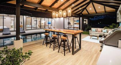 Tropical Lush Style, outdoor Terrace and grill, beach club membership, daily housekeeping,