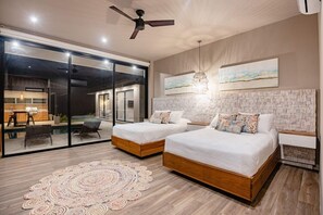 5 habitaciones, escritorio y tabla de planchar con plancha