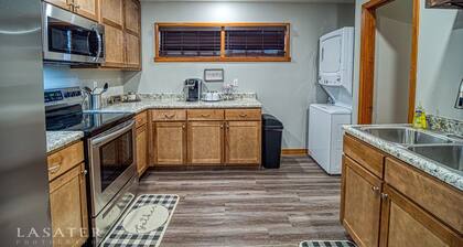 BrickHouse off the Square - Cozy 3 bedroom house