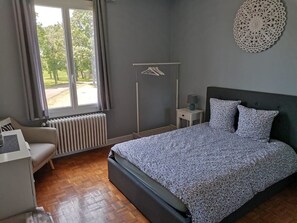 3 bedrooms, iron/ironing board, bed sheets