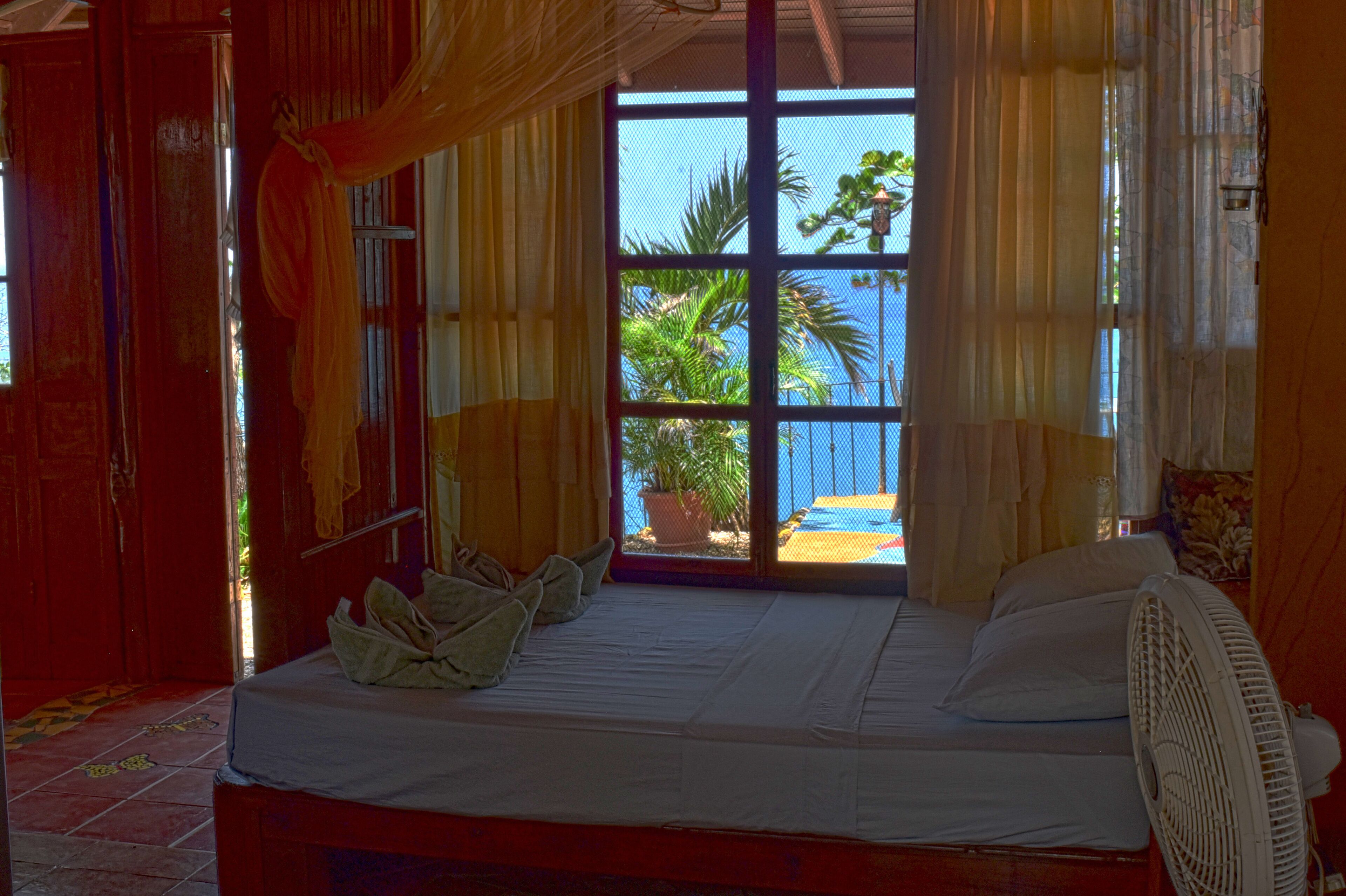 Cabana romântica | Cofres nos quartos, individualmente decorados