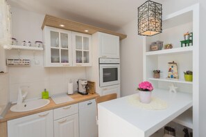 Fridge, stovetop, dishwasher, coffee/tea maker