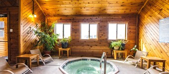 Unit #7 Cozy 2 Bed/2 Bath Condo on Golf Course with Hot tub/ Sauna/ Pool