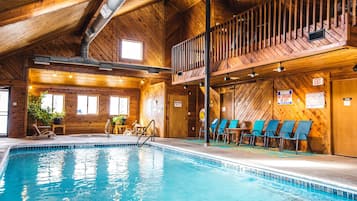 Una piscina cubierta, una piscina climatizada