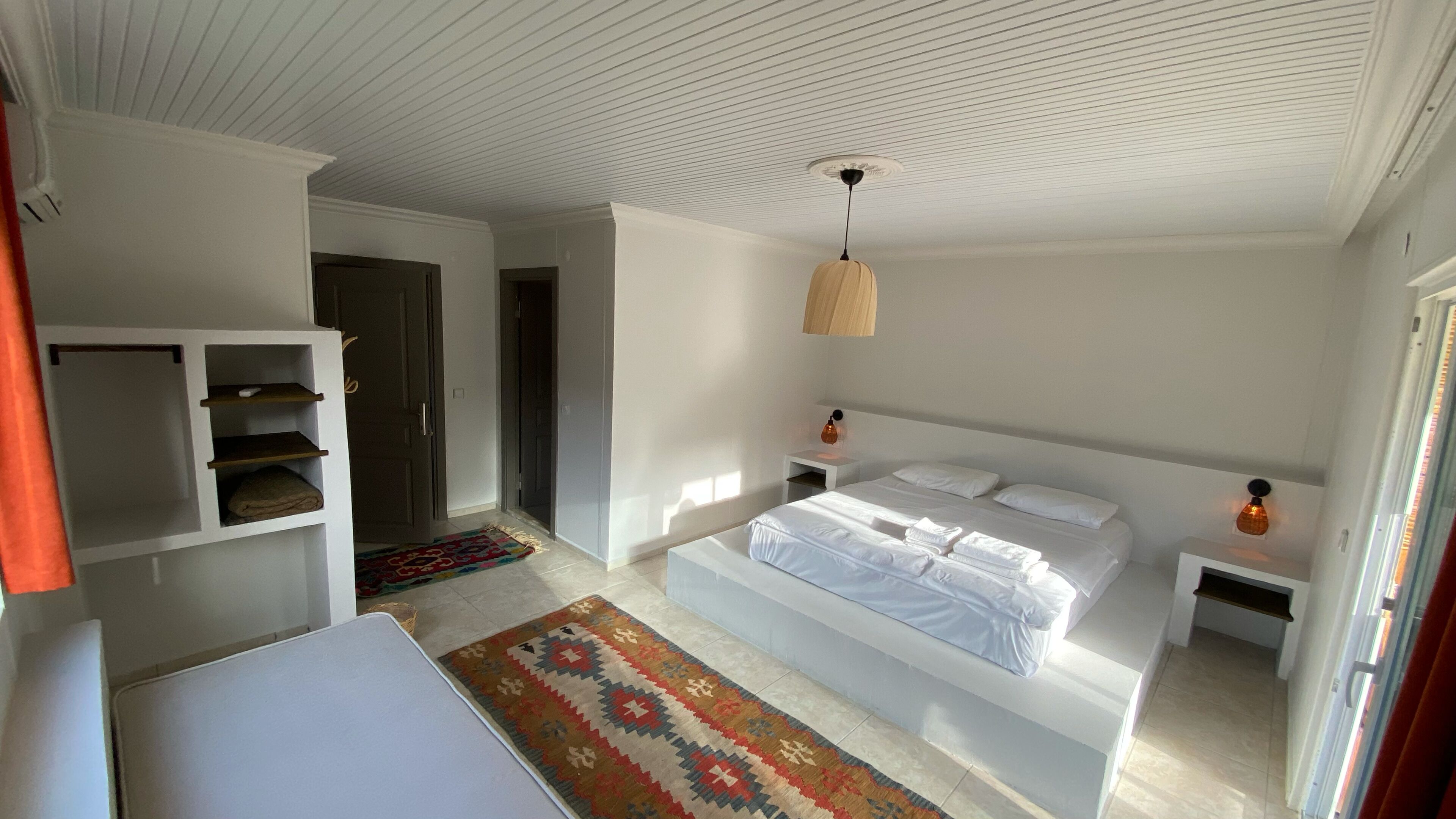 Habitación Premium con 1 cama doble o 2 individuales, patio, vistas a la montaña | Wifi gratis