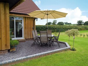 Outdoor dining - 2 bedroom accommodation in Crickheath, near Oswestry (Crickheath, near Oswestry)