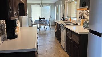 Een koelkast, een magnetron, een oven, een kookplaat