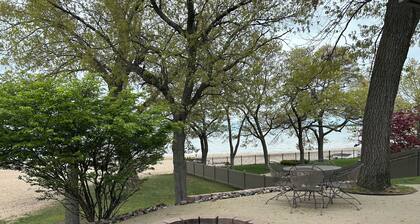 Contactless Check In -- Sand Point Private Lake/Beachfront Cottage