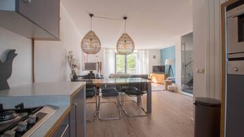 Een koelkast, een magnetron, een oven, een kookplaat