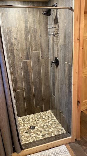 Douche, sèche-cheveux, serviettes fournies, savon