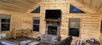 Spacious Cabin in Hocking Hills close to Caves.HotTub,Grill & 66 Acres of Hiking