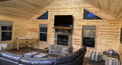 Spacious Cabin in Hocking Hills close to Caves.HotTub,Grill & 66 Acres of Hiking