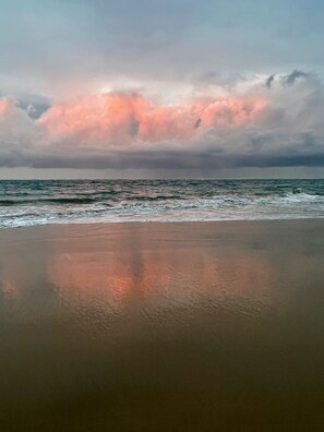 Plage, chaises longues, serviettes de plage