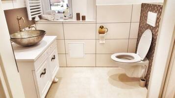 Dusche, Haartrockner, Hausschuhe, Handtücher