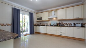 Frigorífico, horno, placa de cocina y lavavajillas