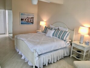 3 bedrooms, desk, iron/ironing board, WiFi - NEW LISTING! 3BR Penthouse Condo (Naples)