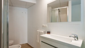 Basic Studio | Bathroom | Shower, rainfall showerhead, towels - City Old town (Valencia)