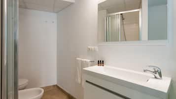 Basic Studio | Bathroom | Shower, rainfall showerhead, towels