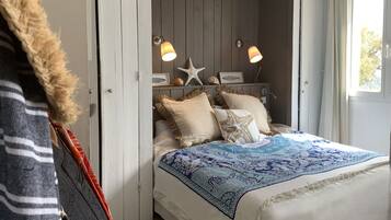 3 dormitorios, tabla de planchar con plancha, cuna de viaje