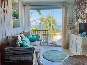 Téléviseur, table de ping-pong, livres