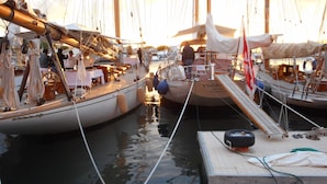 Een jachthaven met verschillende zeilboten afgemeerd.