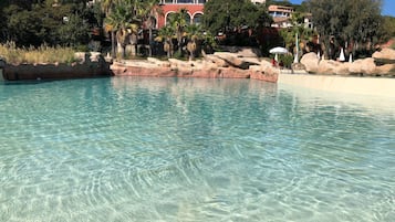 Una piscina al aire libre, una piscina climatizada