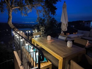 تناول الطعام بالخارج