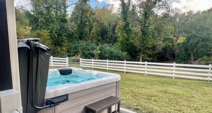 Hot Tub! - Eagle Creek Cottage - Near ETBU, Lake O' Pines, Jefferson & Longview!