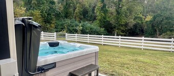 Hot Tub! - Eagle Creek Cottage - Near ETBU, Lake O' Pines, Jefferson & Longview!