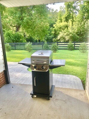 Property grounds - Hot Tub! - Eagle Creek Cottage - Near ETBU, Lake O' Pines, Jefferson & Longview! (Diana)