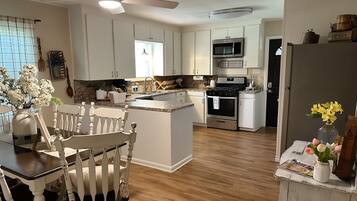 Jääkaappi, mikroaaltouuni, uuni, liesi