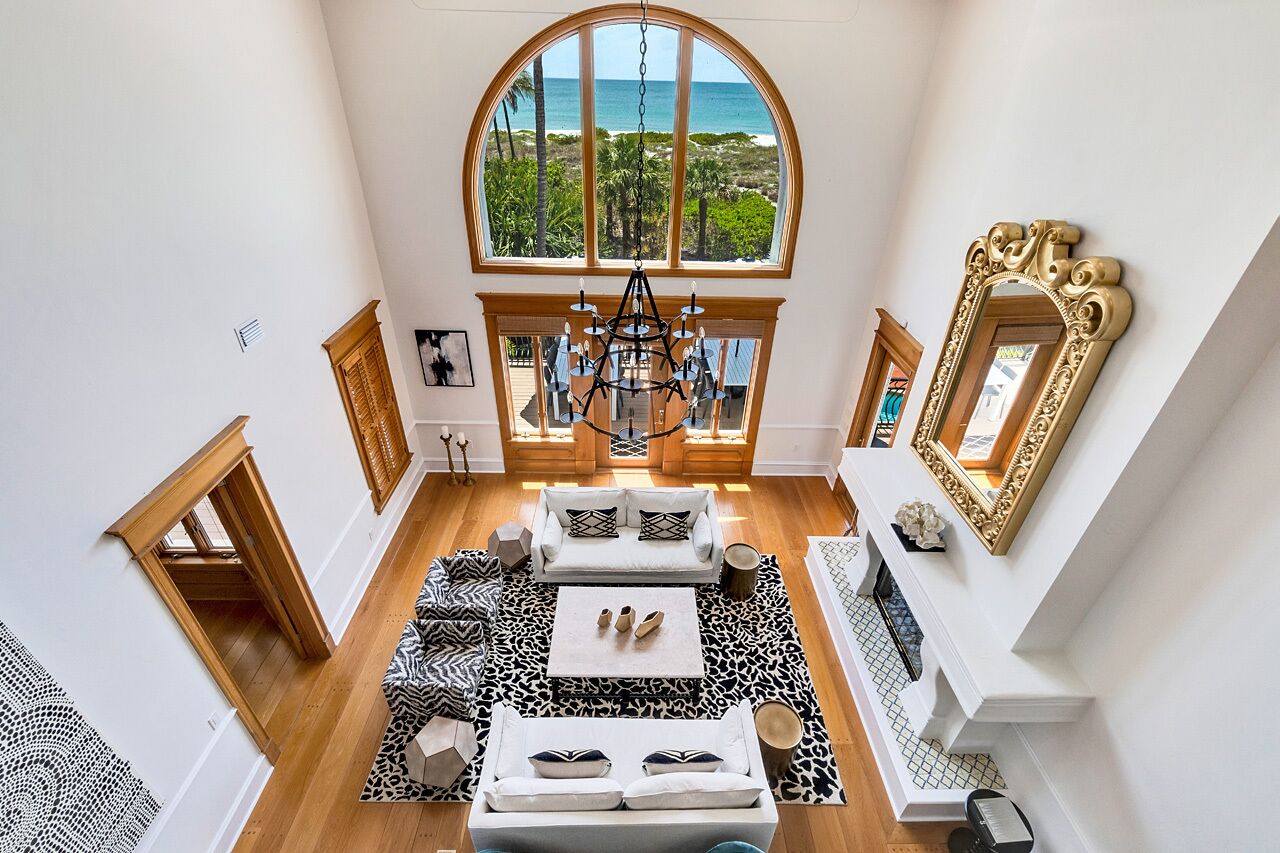 Smart TV, fireplace, ping pong, books