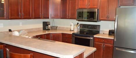 Mikrobølgeovn, ovn, oppvaskmaskin og kaffetrakter/tekoker