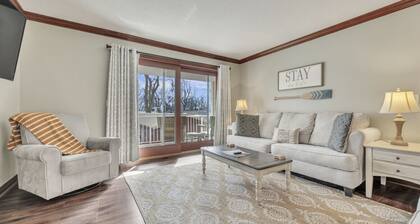 Dock Holiday on Upper Gar Lake with Outdoor Pool