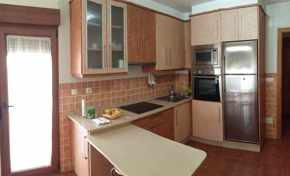 Refrigerador, microondas, horno y parrilla de estufa 