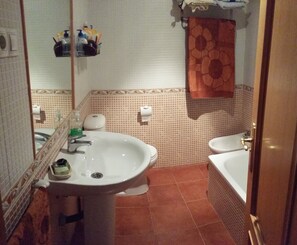 Tina, secadora de cabello, bidet, toallas 