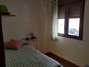 2 dormitorios, tabla de planchar con plancha, ropa de cama