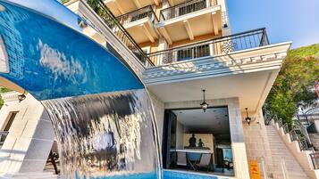 Piscine extérieure, chaises longues