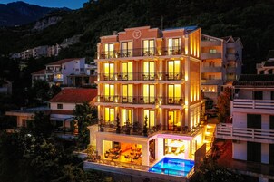 Fassade der Unterkunft – Abend/Nacht