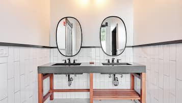 Signature-rum - 1 kingsize-säng - uteplats - hörn | Badrum | Gratis toalettartiklar, hårtork och handdukar