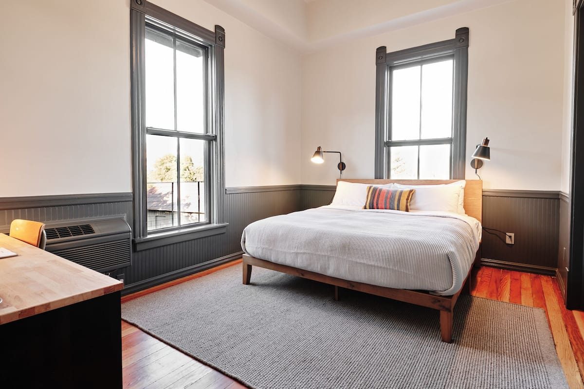 Habitación Prestigio, 1 cama King size, vista a la montaña, en esquina | Ropa de cama de alta calidad, camas con efecto memoria y escritorio