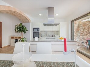 Four à micro-ondes, un four, lave-vaisselle, chaise haute