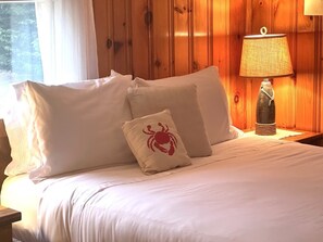 3 bedrooms, iron/ironing board, free WiFi, bed sheets - The Alpine/Walk to Beach for 2 or more! (Eastham)