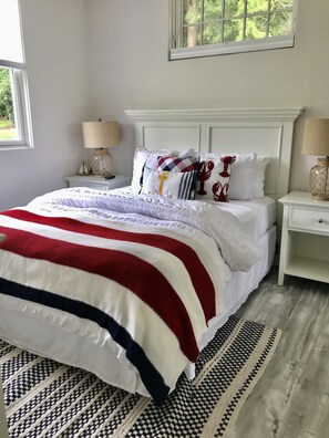 2 soverom, safe på rommet, strykejern/-brett og reiseseng for barn