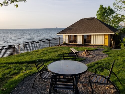 Live on the Lake! 3 Bdr, huge living room, fire pit, cabana, SUNSETS and FUN!