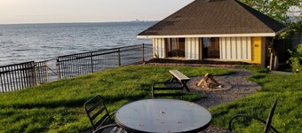Live on the Lake! 3 Bdr, huge living room, fire pit, cabana, SUNSETS and FUN!