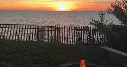 Live on the Lake! 3 Bdr, huge living room, fire pit, cabana, SUNSETS and FUN!
