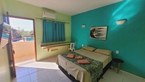 Minibar, desk, laptop workspace, free WiFi - Hotel Recanto Do Sol (Cananeia)